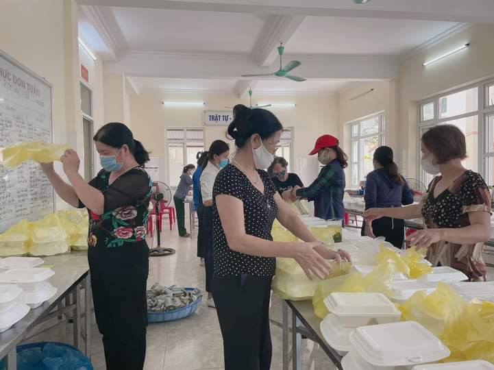 Những suất cơm nghĩa tình